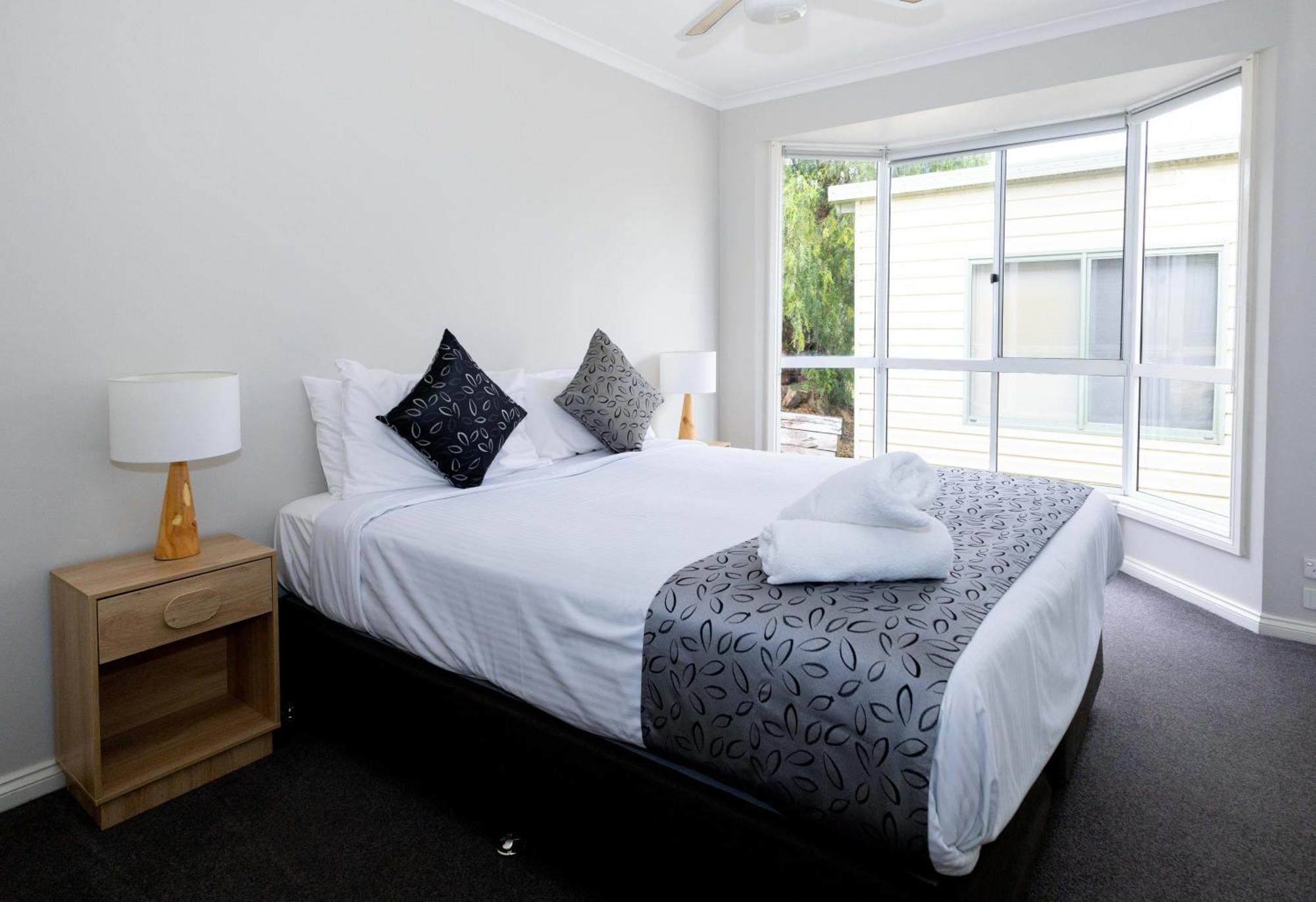 Airport Tourist Village Melbourne Room photo