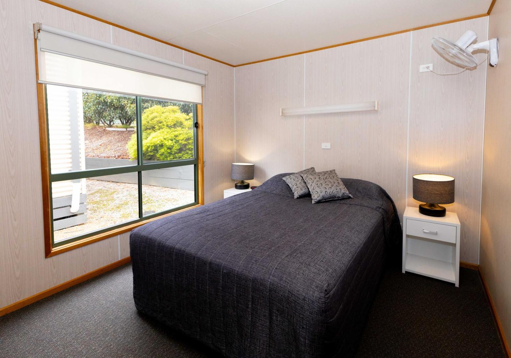 Airport Tourist Village Melbourne Room photo